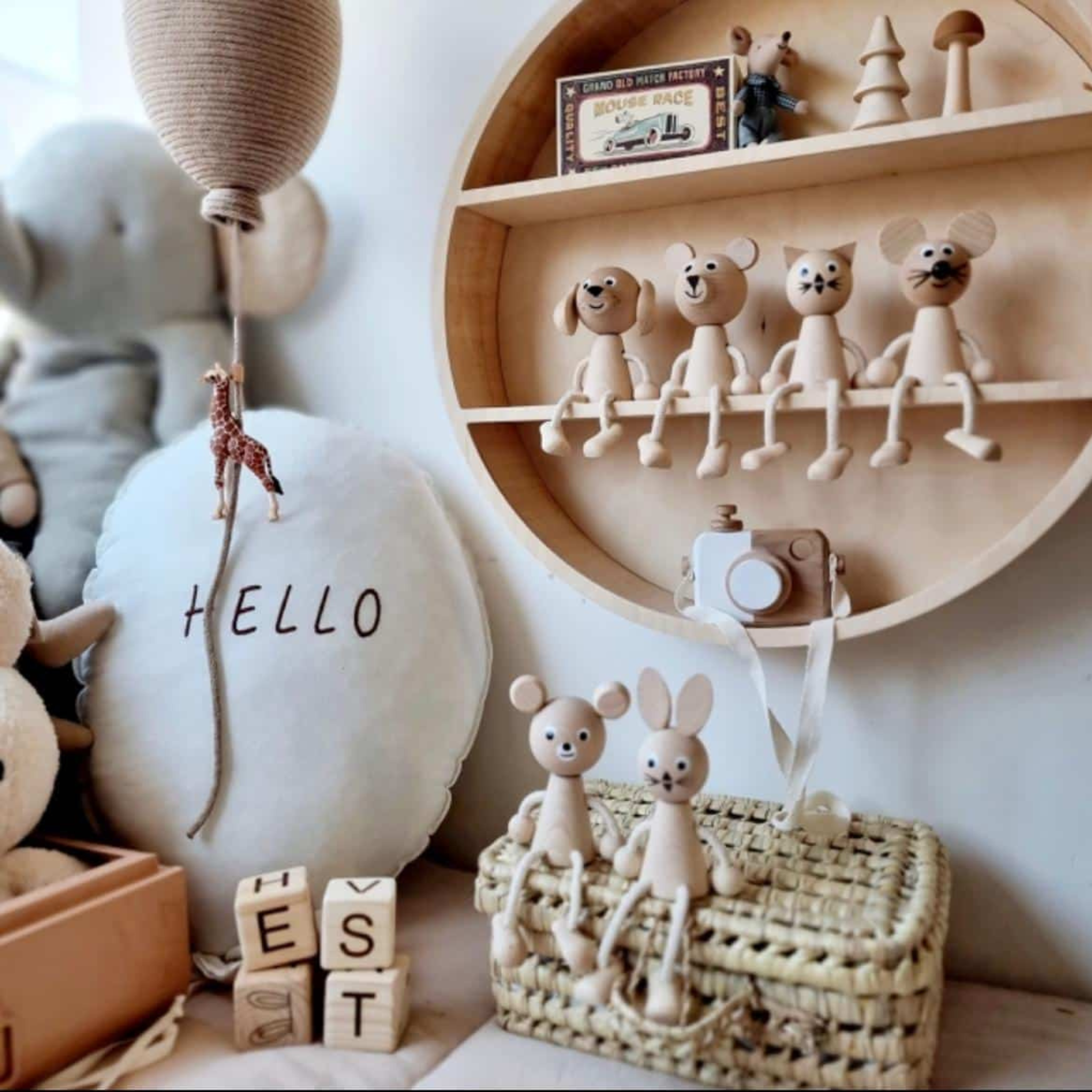 כלבלב יושב עם רגליים ארוכות - מעץ מלא