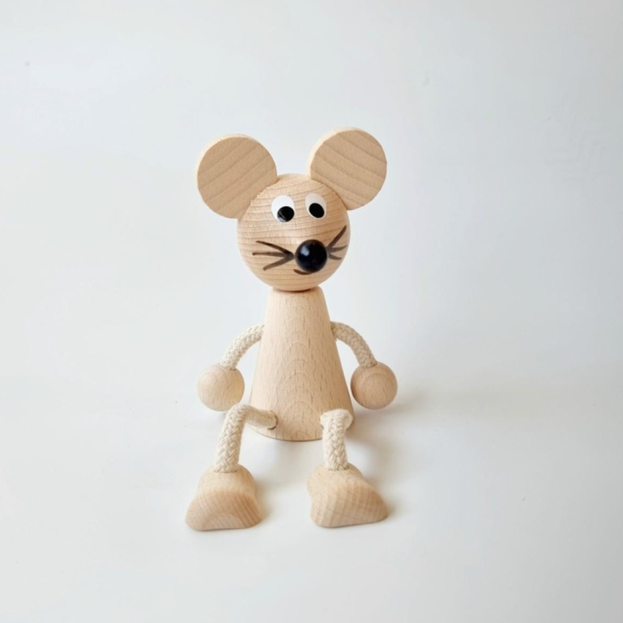 עכבר יושב עם רגליים ארוכות - מעץ מלא