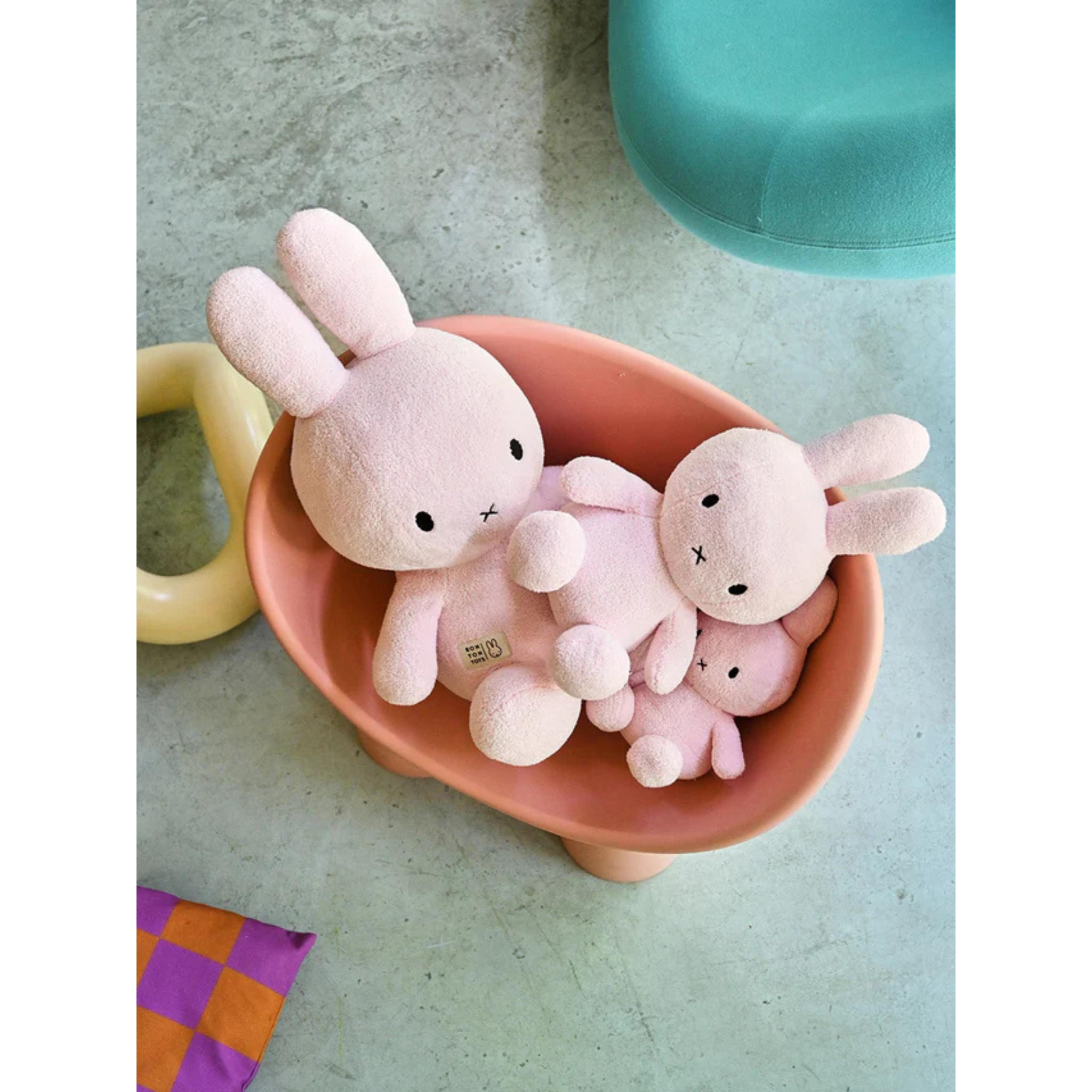 בובת Miffy גדולה – בצבע ורוד בהיר