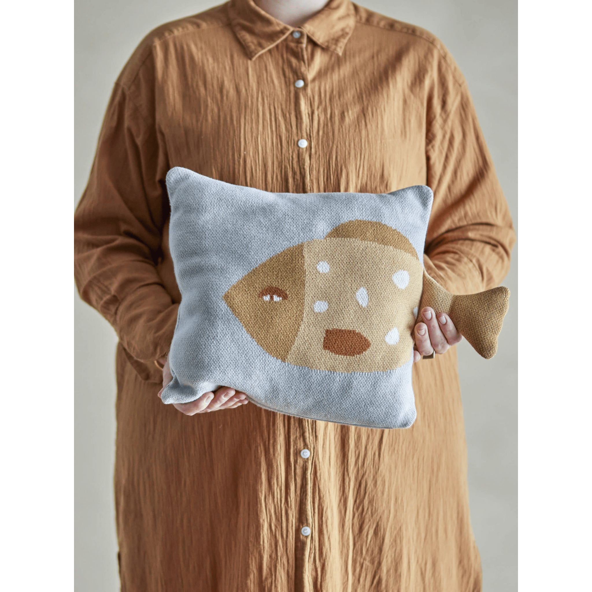 כרית בצורת דג מכותנה אורגנית