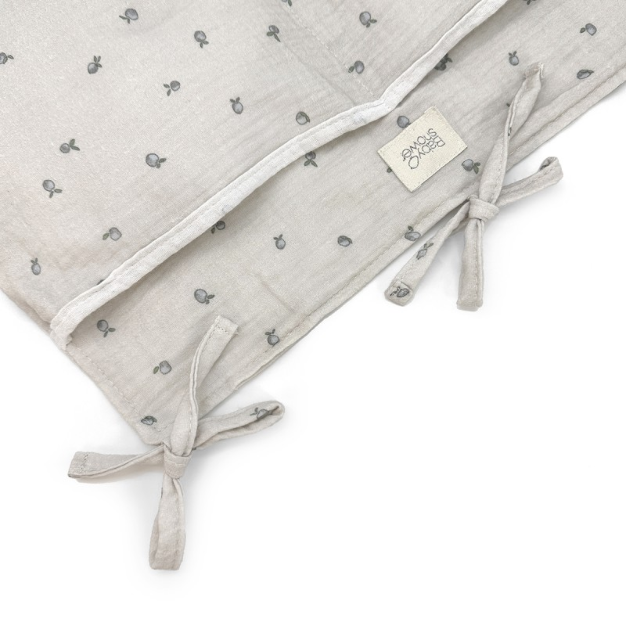 ארגונית למיטת תינוק מכותנה אורגנית - בצבע אפור בהיר מעוטרת במשמשים