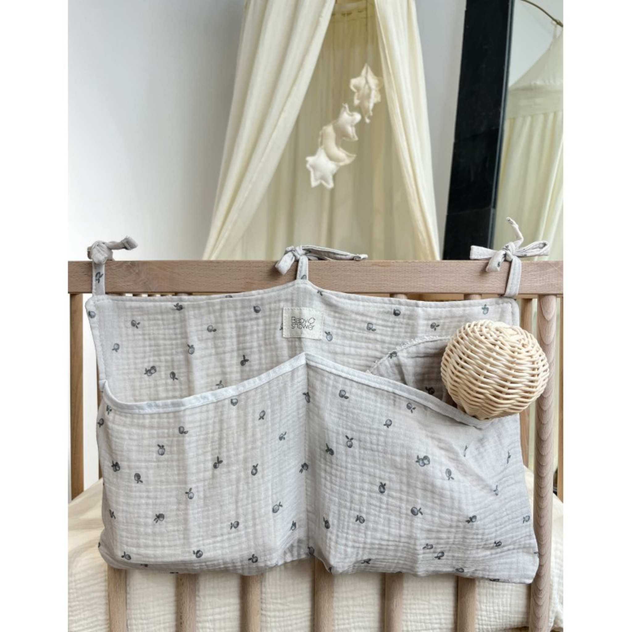 ארגונית למיטת תינוק מכותנה אורגנית - בצבע אפור בהיר מעוטרת במשמשים