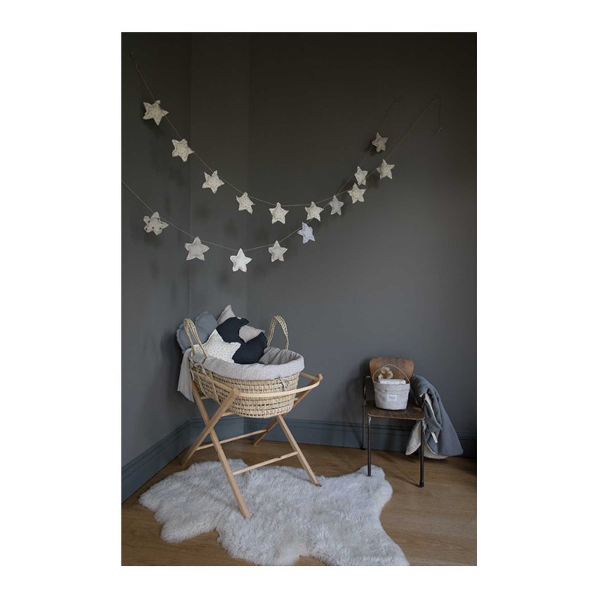 קולב קיר מעוטר בכוכבים - בצבע לבן איבורי