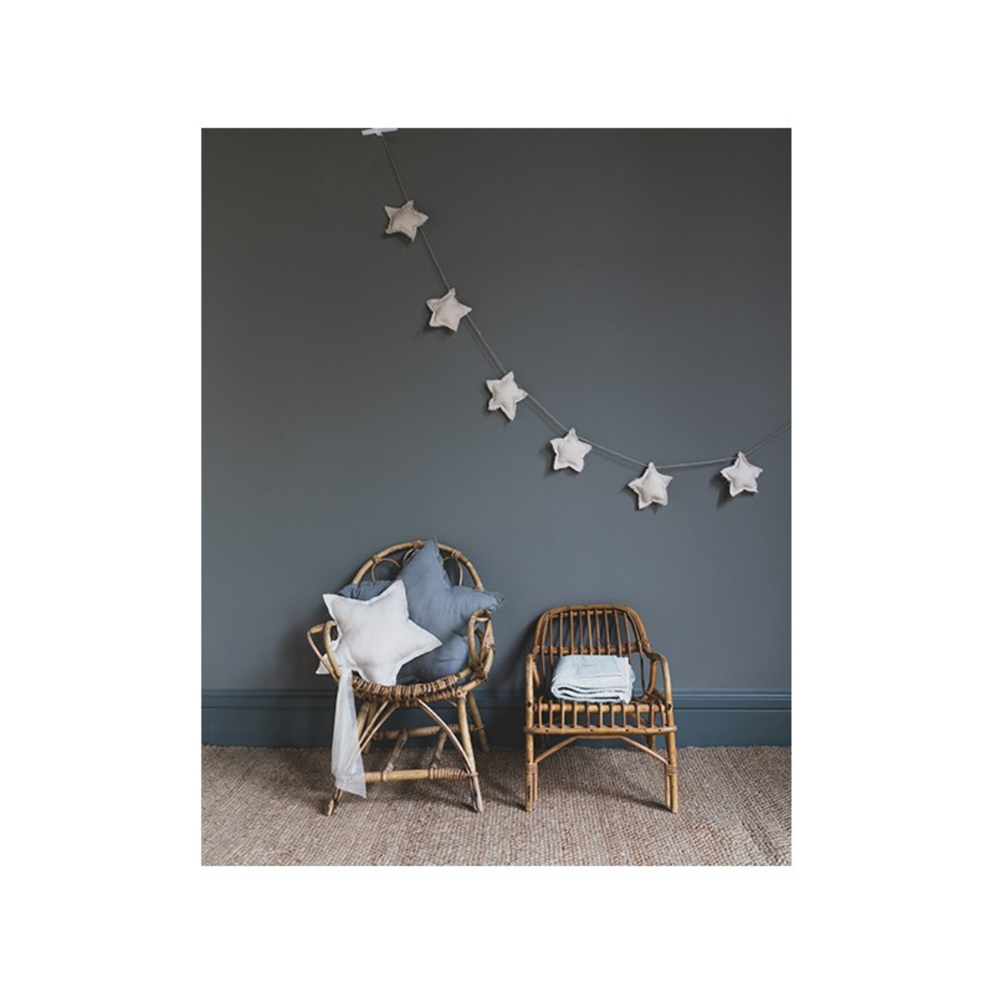 קולב קיר מעוטר בכוכבים - בצבע לבן איבורי