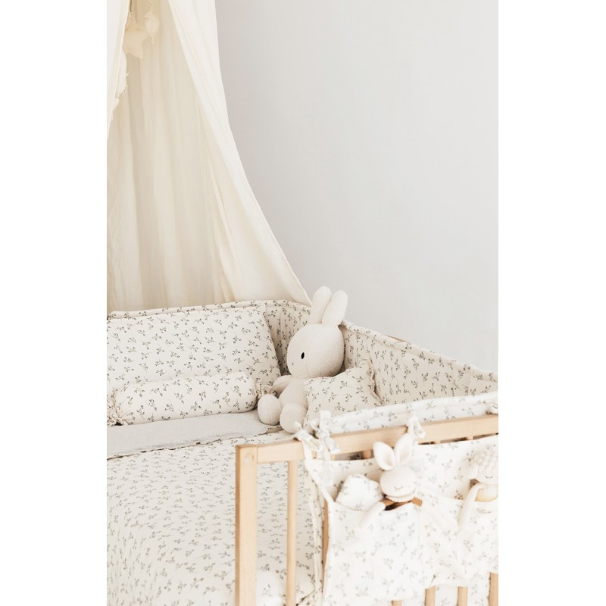 ארגונית למיטת תינוק מכותנה אורגנית - מעוטרת בעלי זית