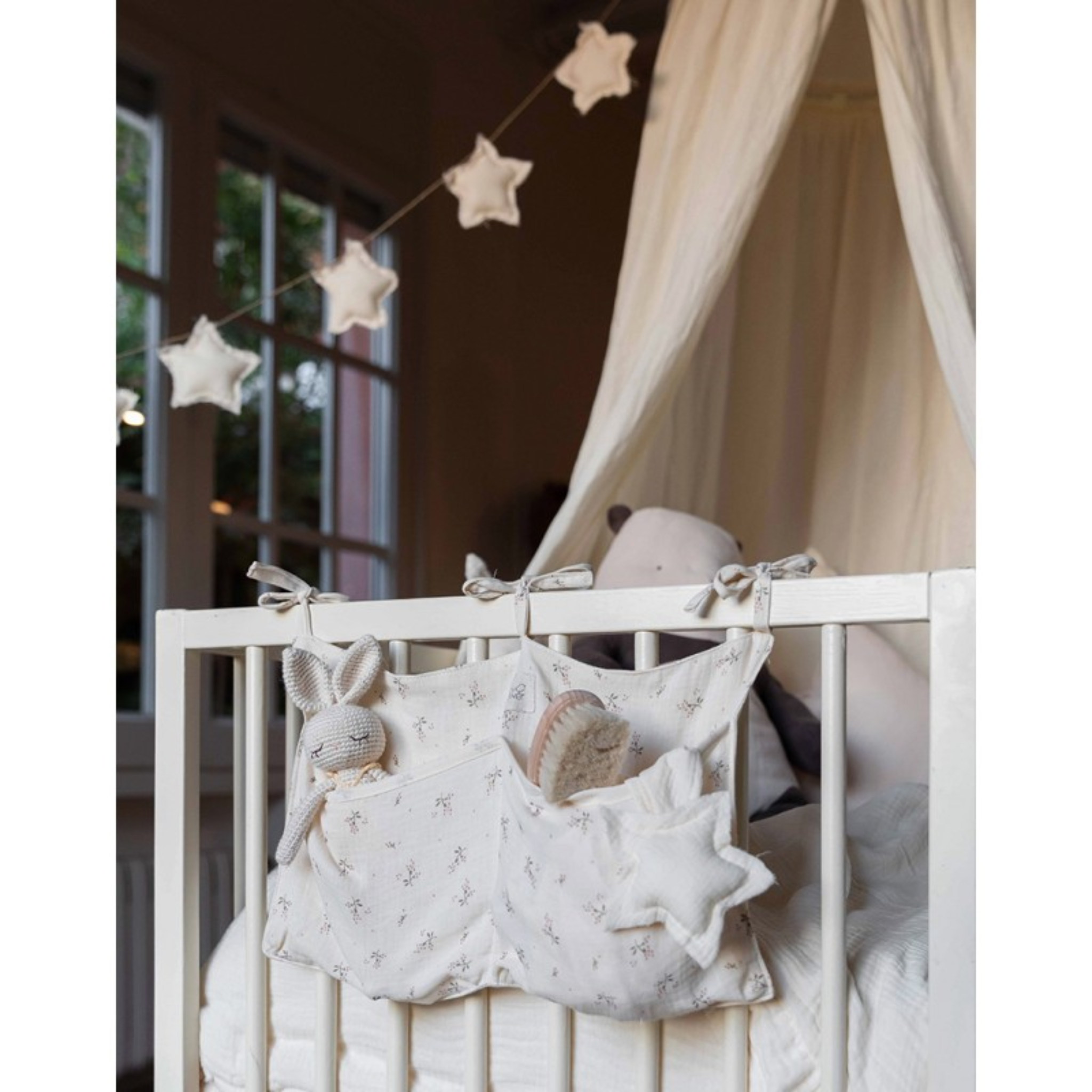 ארגונית למיטת תינוק מכותנה אורגנית - מעוטרת בדומדמניות