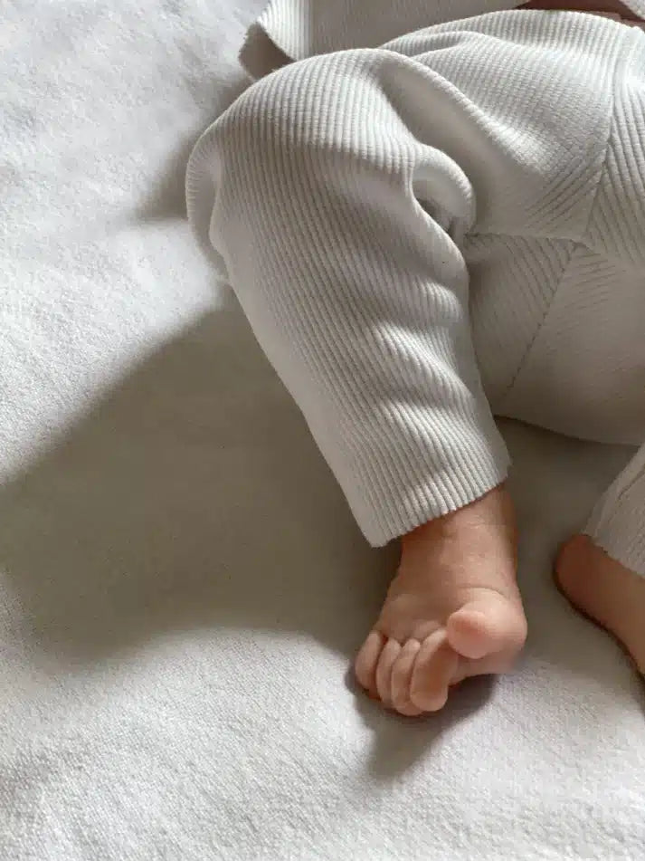 טייץ מכותנה ריב OEKO-TEX® בצבע לבן -A Basic Brand