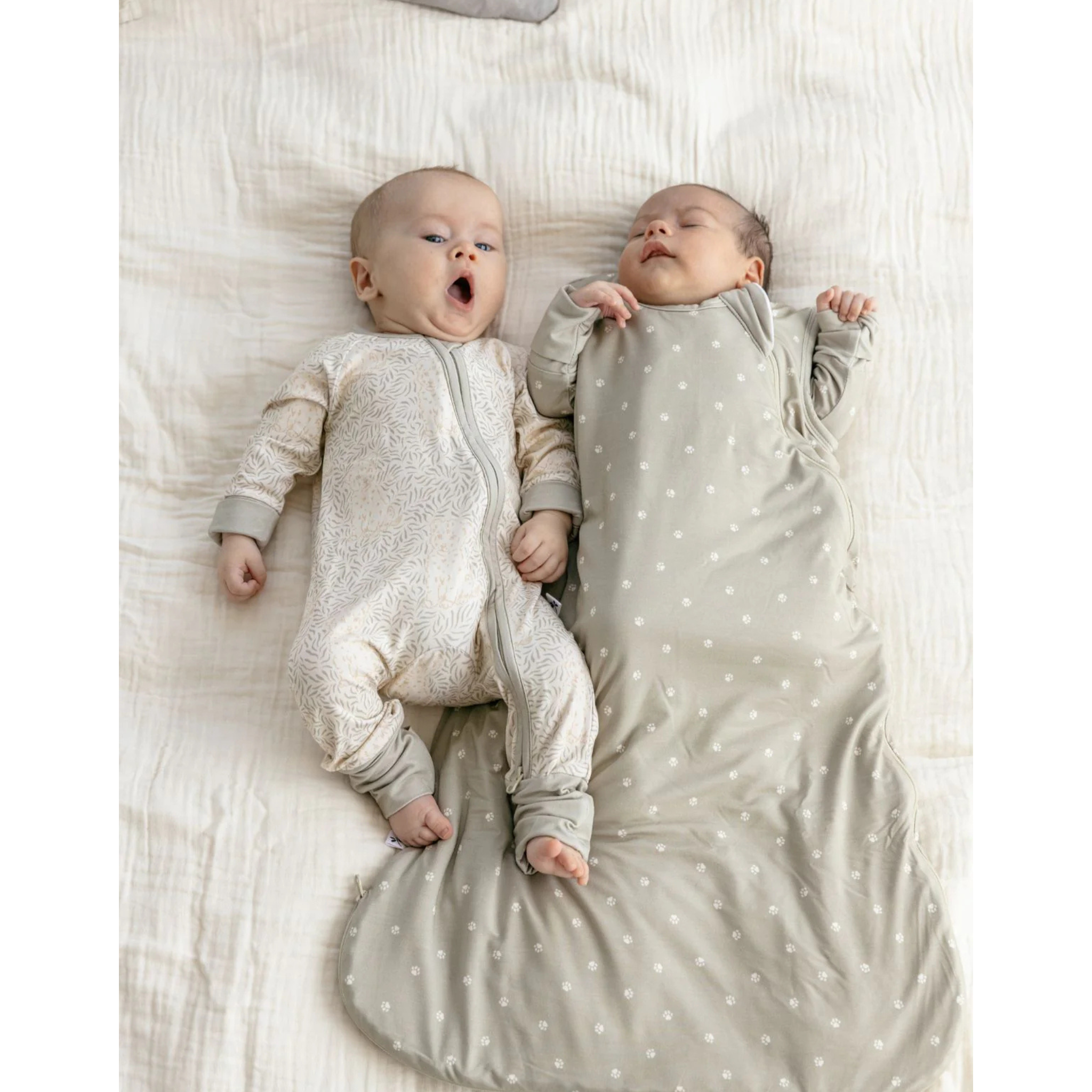 שק שינה גדול מבד במבוק – בצבע ירוק חאקי מעוטר ברגלי אריה