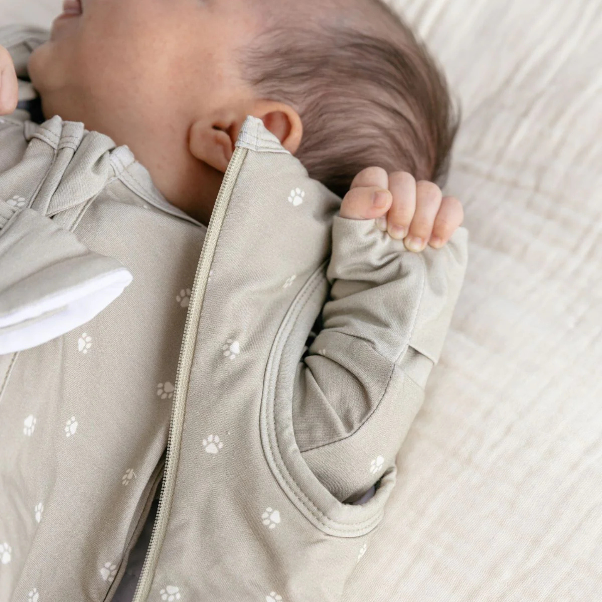 שק שינה גדול מבד במבוק – בצבע ירוק חאקי מעוטר ברגלי אריה