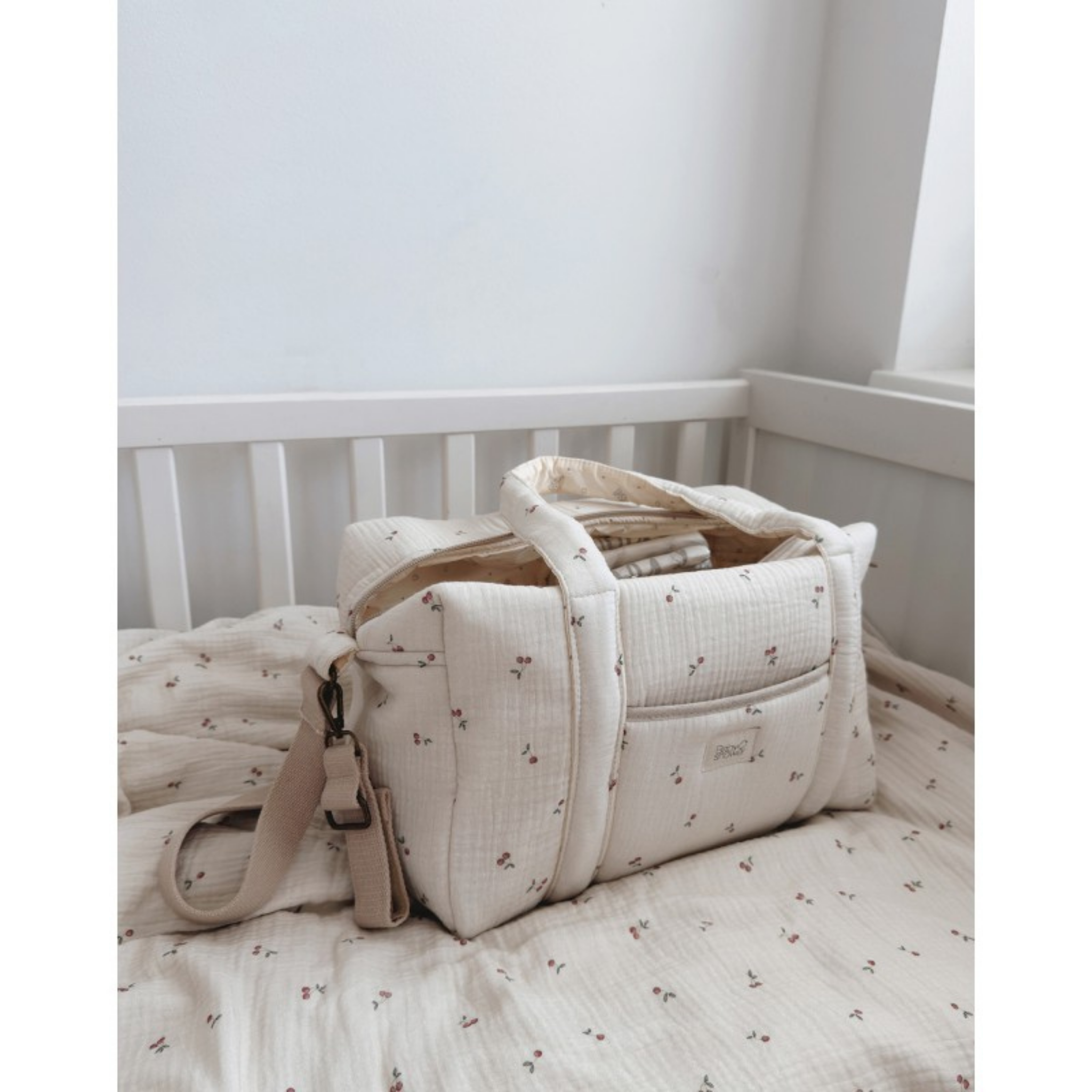 תיק עגלה מדגם High Park מכותנה אורגנית - מעוטר בדובדבנים