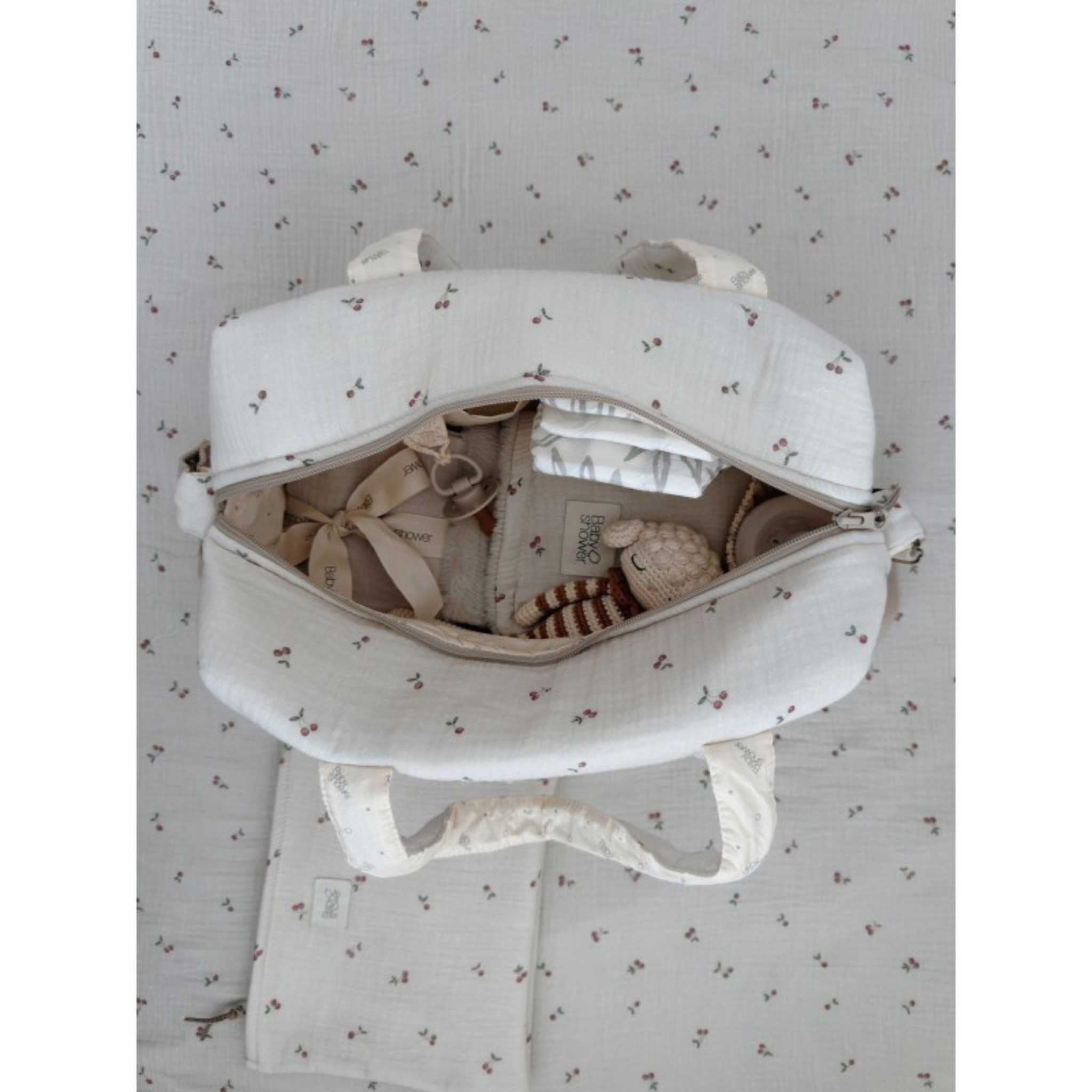 תיק עגלה מדגם High Park מכותנה אורגנית - מעוטר בדובדבנים