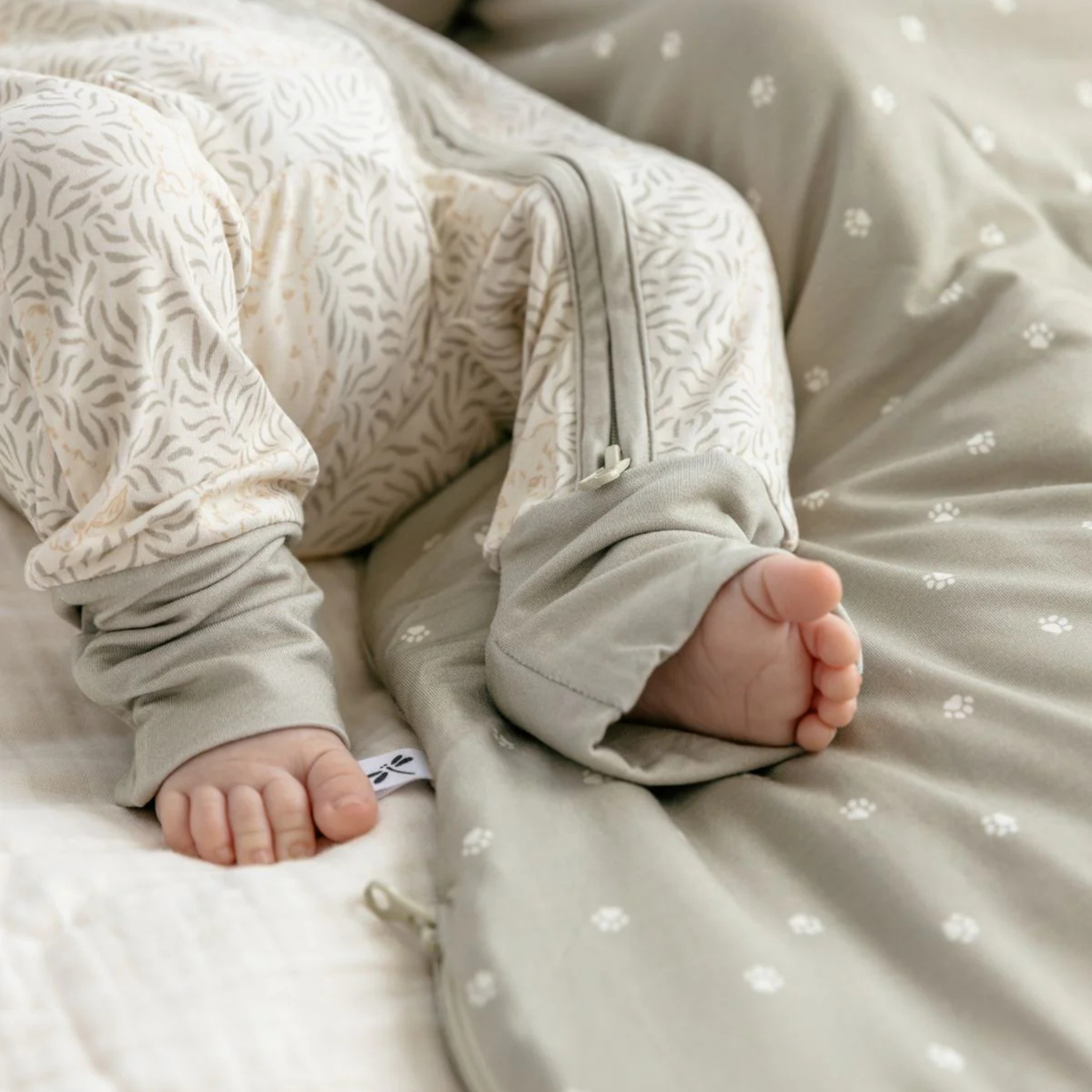 שק שינה גדול מבד במבוק – בצבע ירוק חאקי מעוטר ברגלי אריה