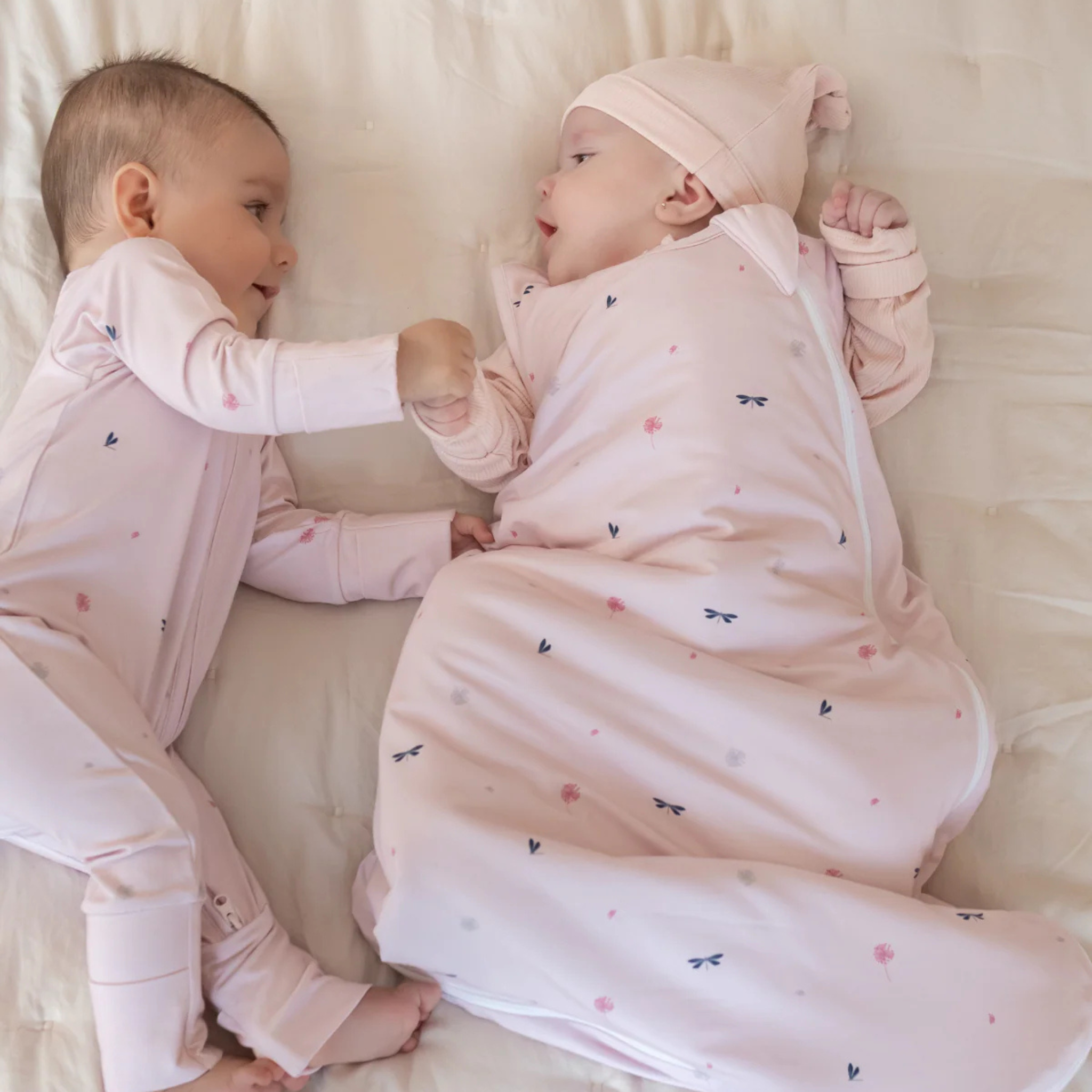 שק שינה גדול מבד במבוק – בצבע ורד ניוד מעוטר בציורי פרפרים ופרחים