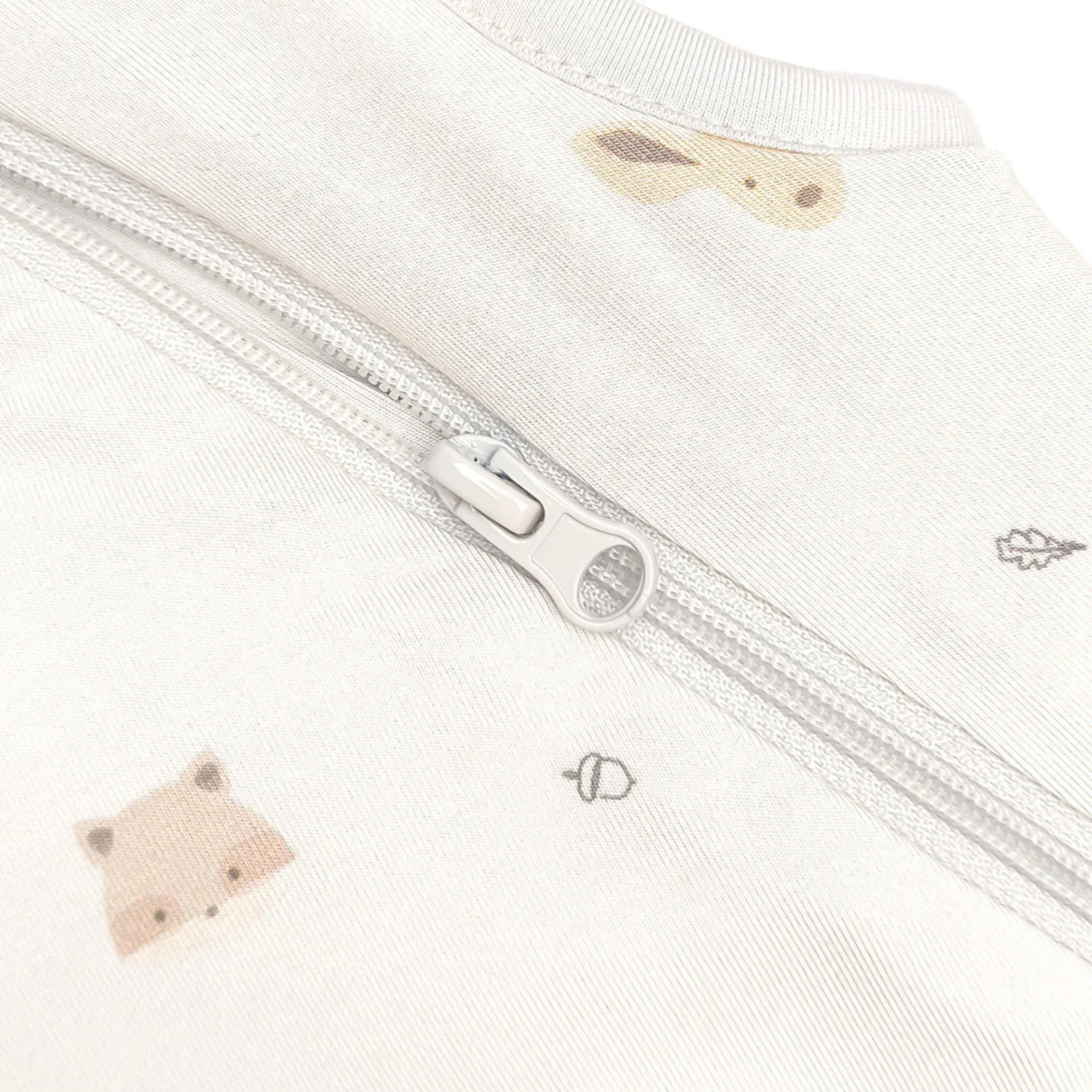 שק שינה גדול מבד במבוק – בצבע לבן ניוד מעוטר בדמויות של חיות