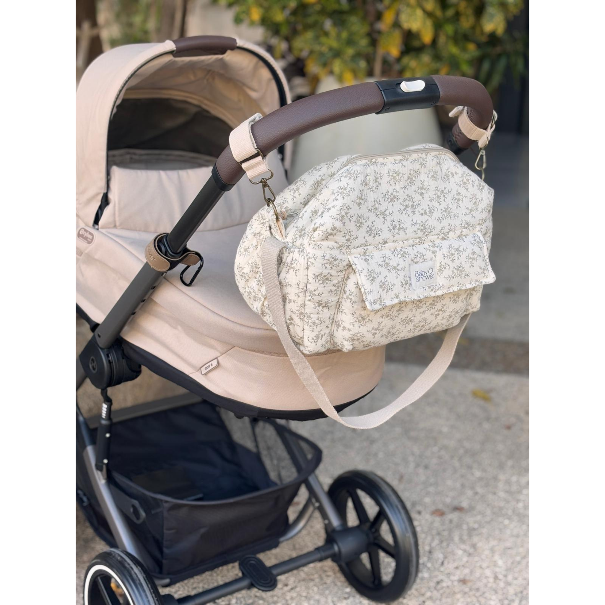 תיק עגלה כולל משטח החתלה נייד “קמילה” מכותנה אורגנית – מעוטר בעלים אפורים