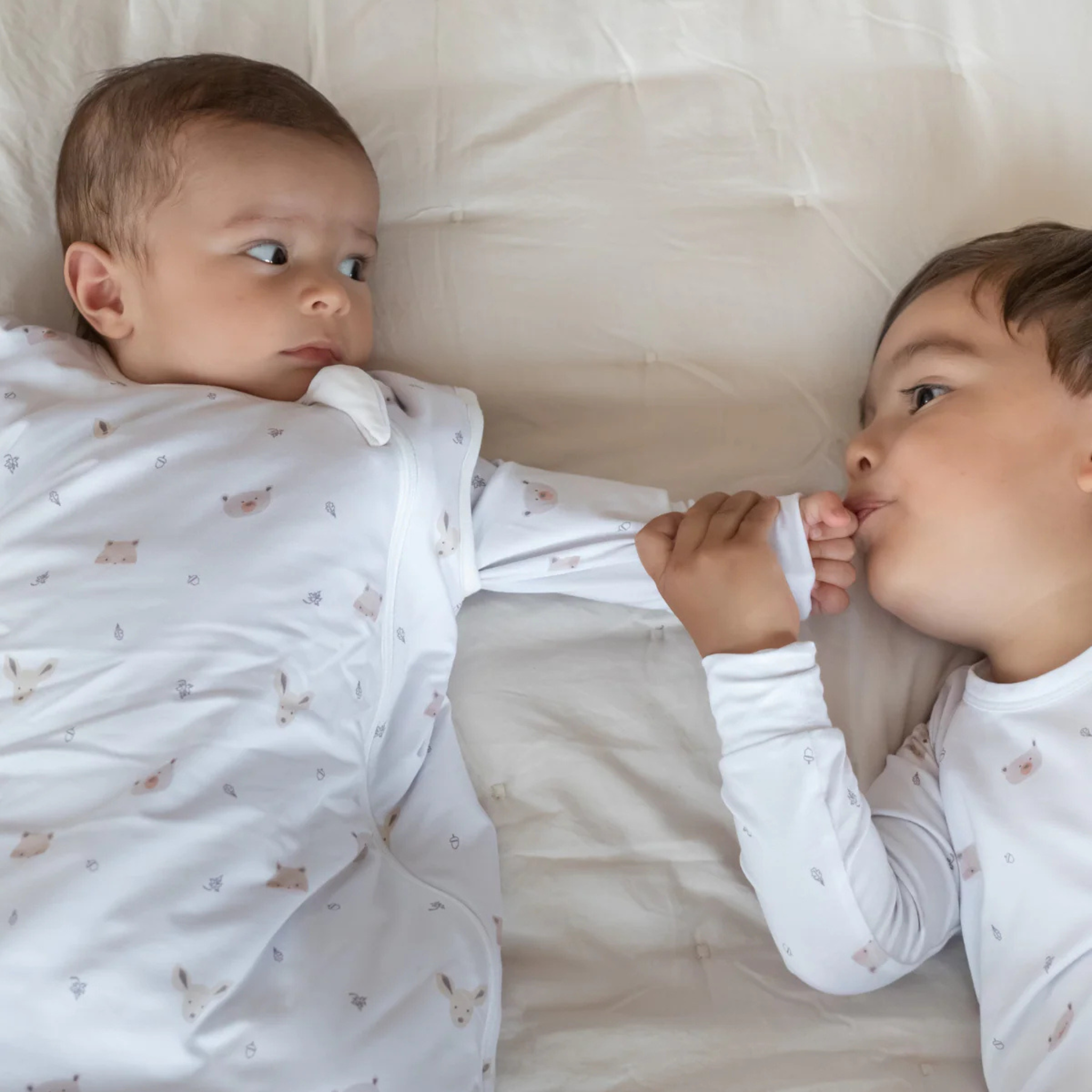 שק שינה גדול מבד במבוק – בצבע לבן ניוד מעוטר בדמויות של חיות