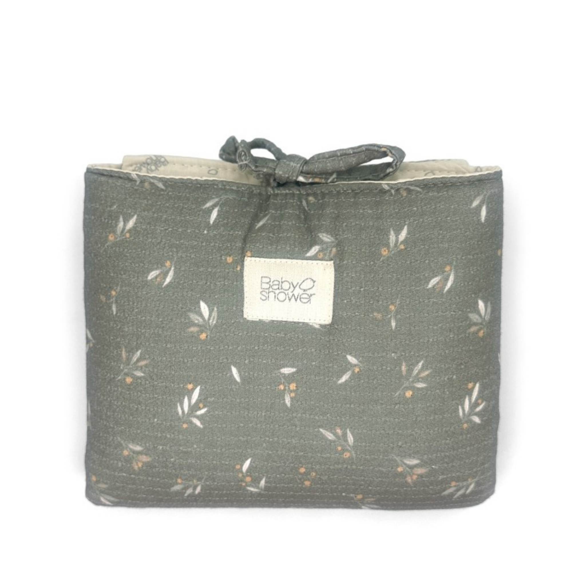 תיק עגלה כולל משטח החתלה נייד ”קמילה” מכותנה אורגנית – בצבע ירוק מעוטר בעלים