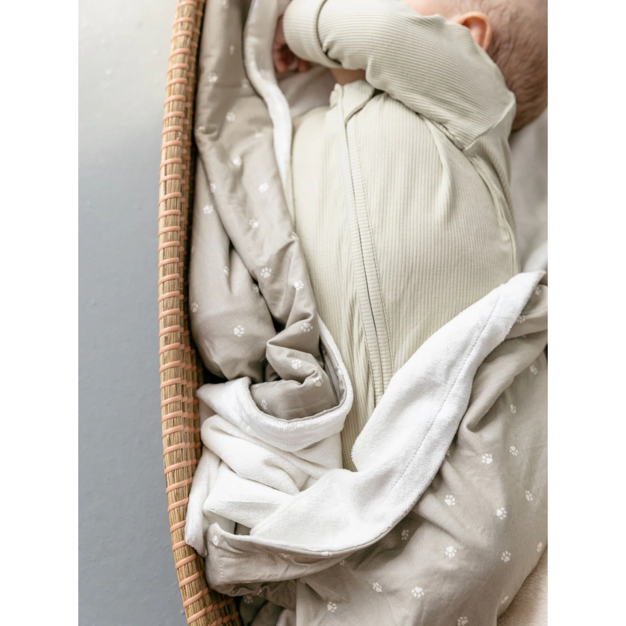 סט לשינה הכולל שמיכת במבוק בצבע ירוק זית + אוברול ארוך בצבע ירוק זית + בובת Miffy בצבע ירוק רך