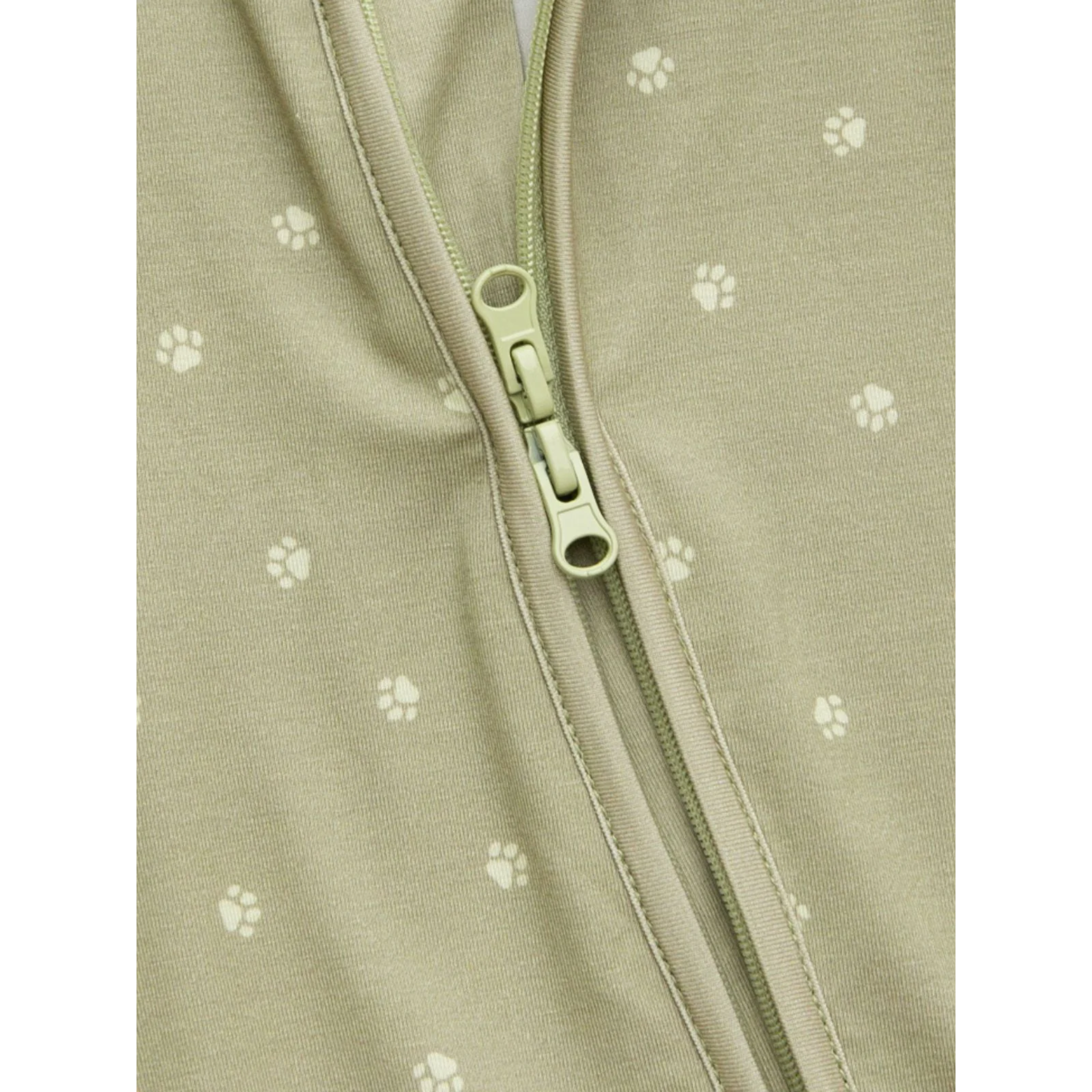 סט לשינה הכולל שמיכת במבוק בצבע ירוק זית + אוברול ארוך בצבע ירוק זית + בובת Miffy בצבע ירוק רך