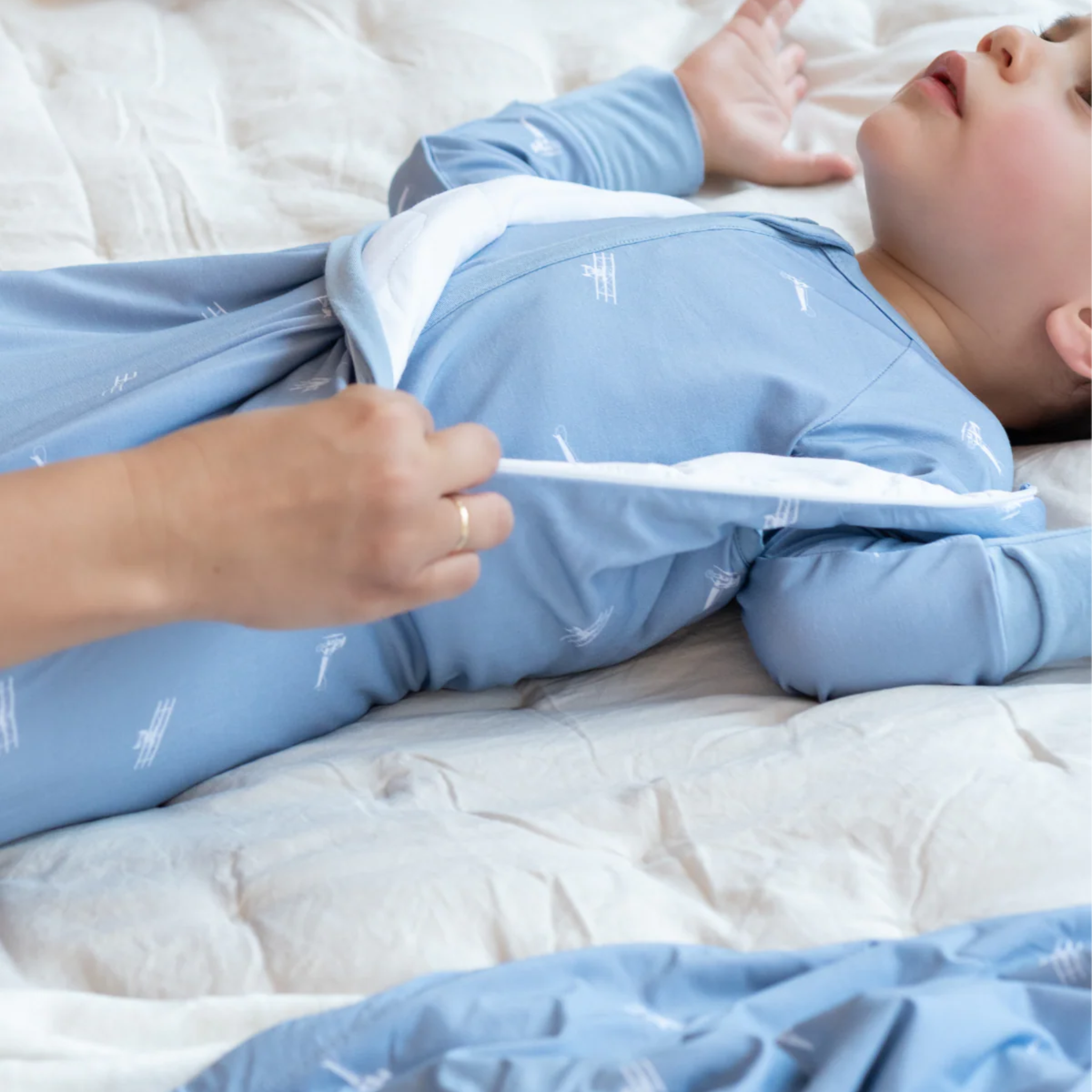 שק שינה גדול מבד במבוק – בצבע כחול מעוטר בציורי אווירונים