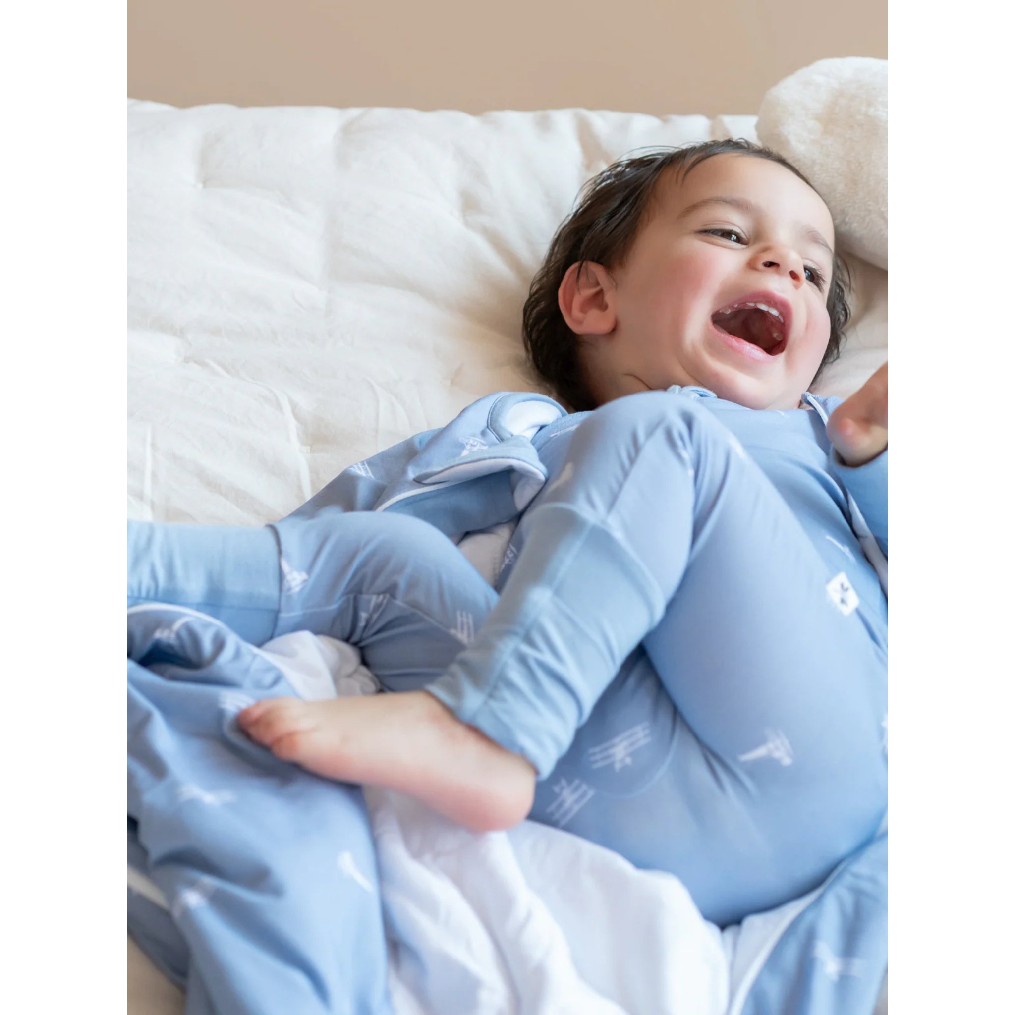 שק שינה גדול מבד במבוק – בצבע כחול מעוטר בציורי אווירונים