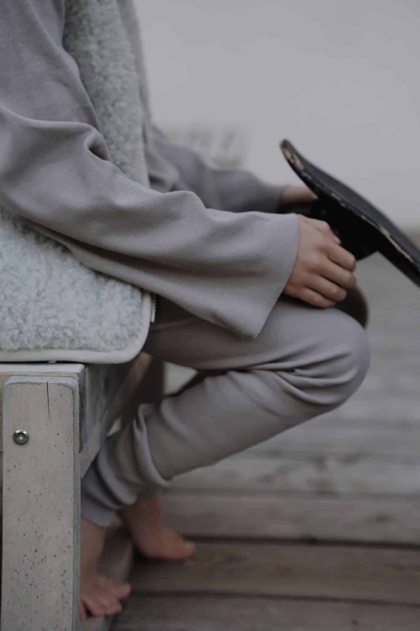 חולצת סווטשירט מכותנה ריב OEKO-TEX® בצבע אפור אבן -A Basic Brand