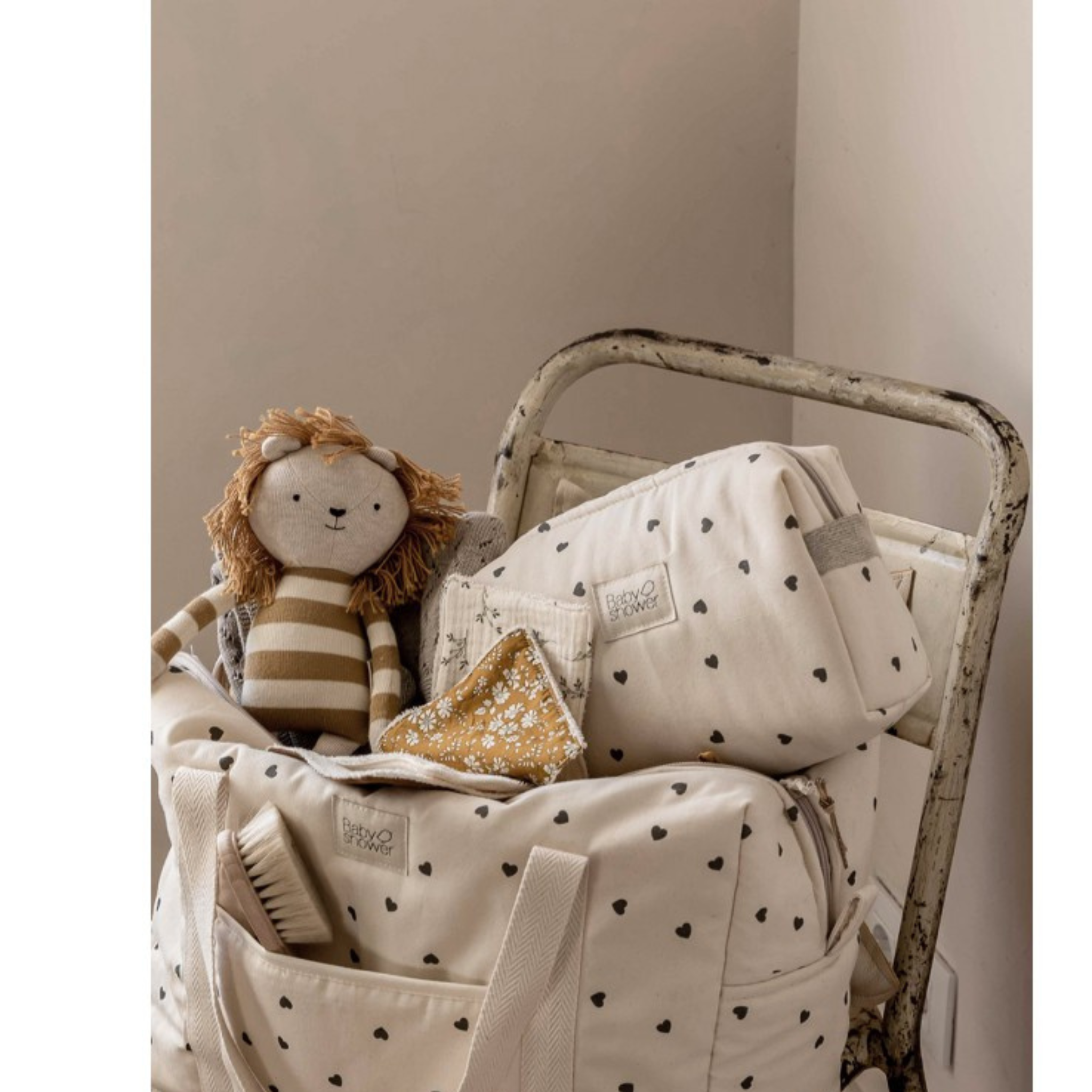 סט לבבות הכולל תיק עגלה קטן/ארגונית + משטח החתלה נייד +תיק רחצה תואם