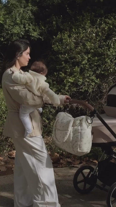 🧚🏻‍♀️✨ Everyday magic starts here 
כי גם בשגרה יש קסם.
Soft design. Thoughtful details.
תיק שנוצר לאמהות שרוצות להרגיש מיוחדות – כל יום מחדש

#עיצובחדריילדים #חדריילדיםמעוצבים #אקססוריזלחדרילדים #מוצריתינוקות #מוצריתינוקותמעוצבים עיצובחדרילדים תיקעגלה טפטיםלחדריילדים בובותילדים חדרילדיםנורדי חדריילדיםבסטייל חדריילדיםנורדי